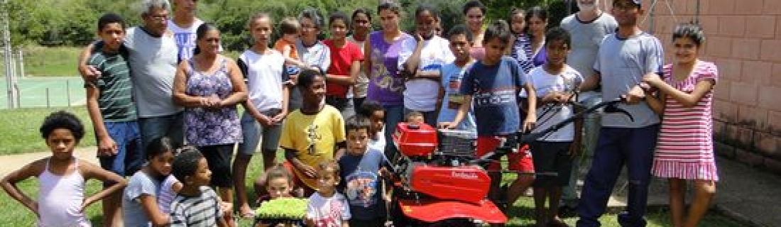 ESCOLA RECEBE MULTICULTIVADOR PARA MANUTENÇÃO DE HORTA.