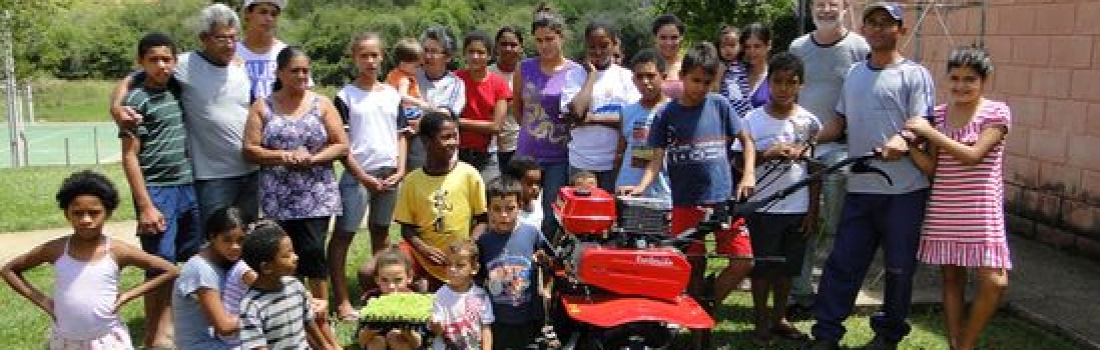 ESCOLA RECEBE MULTICULTIVADOR PARA MANUTENÇÃO DE HORTA.